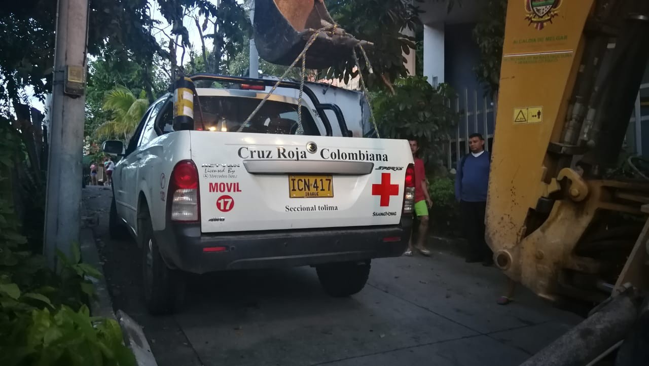Escándalo con camioneta de la cruz roja en Melgar