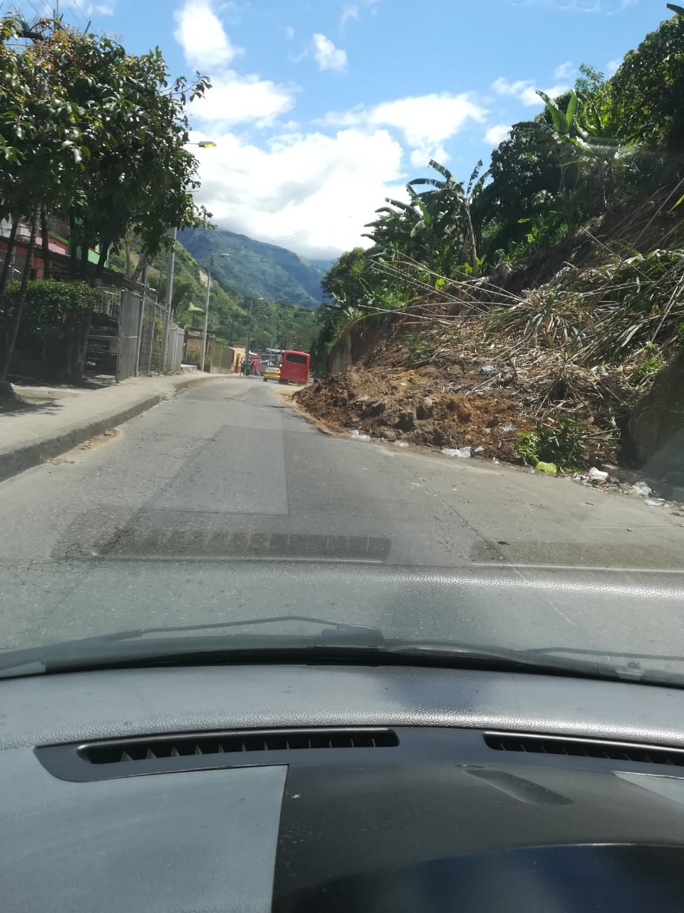 Le quedó grande al alcalde de Ibagué recoger un derrumbe