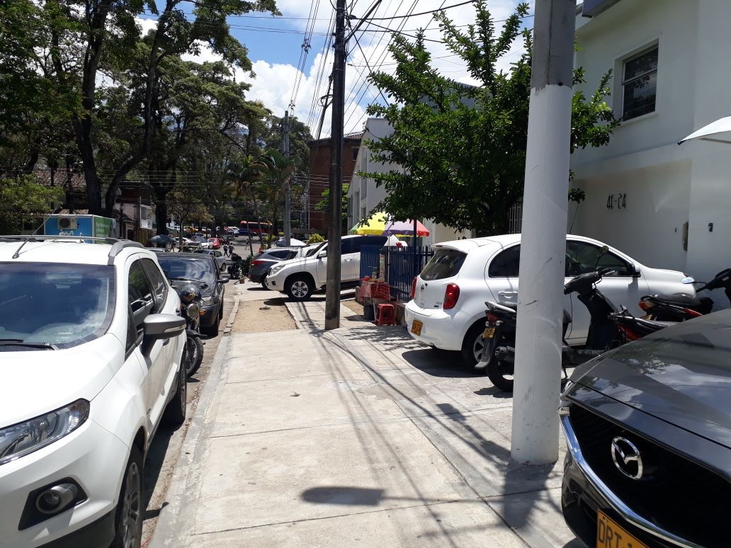 En Ibagué los andenes se volvieron parqueaderos