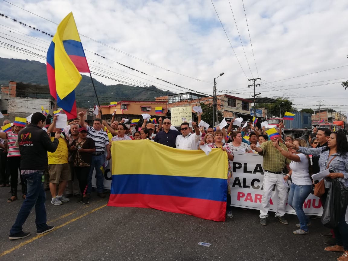 Agua potable genera guerra entre barrios del sur y alcalde