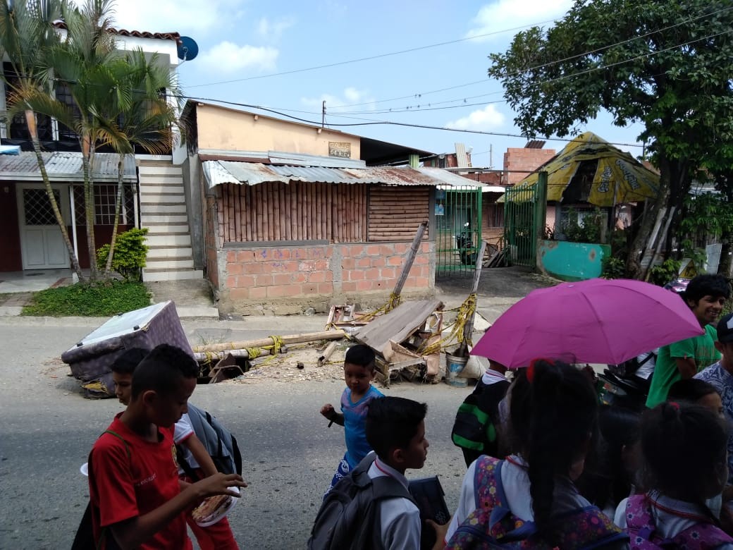Le celebran cumpleaños a un hueco en el barrio Ambala