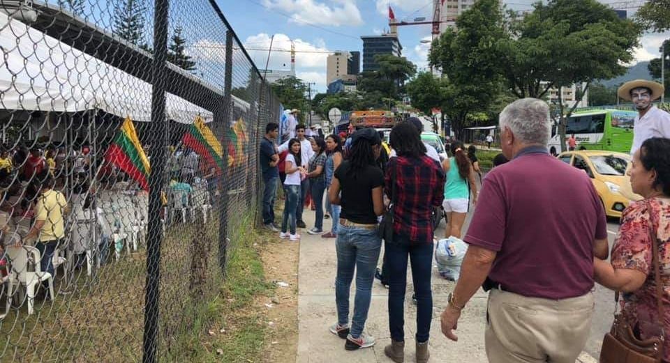 Vecinos molestos con acto político al lado de la estación