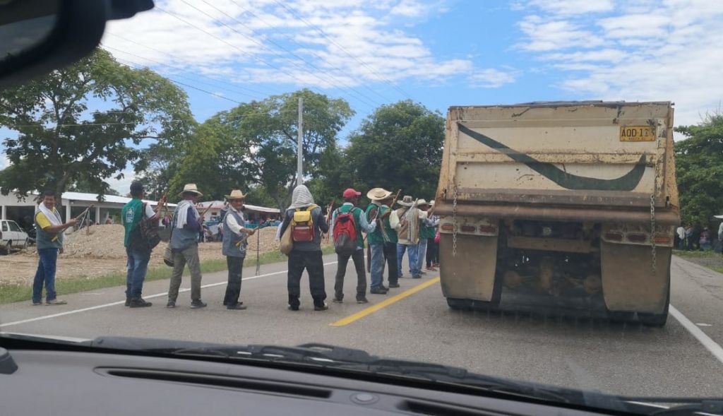 Indígenas bloquean vía Bogotá- Neiva a la altura de Natagaima
