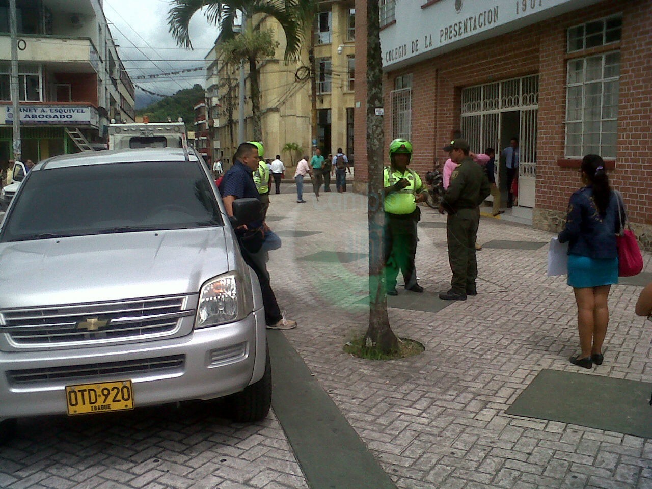 Escándalo por carro de la Alcaldía que no subieron a la grúa