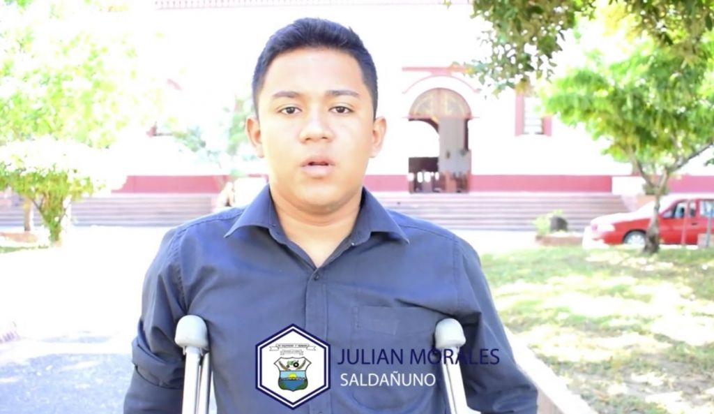 Saldaña camina por Julián