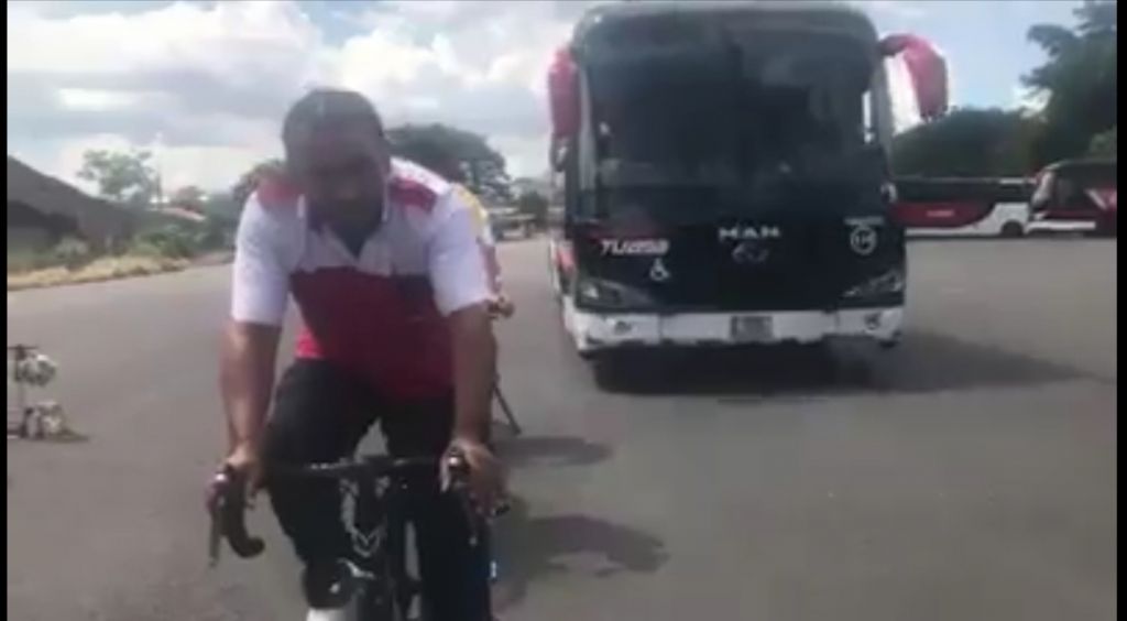 Conductores usando cicla se llevan el susto de su vida: video viral