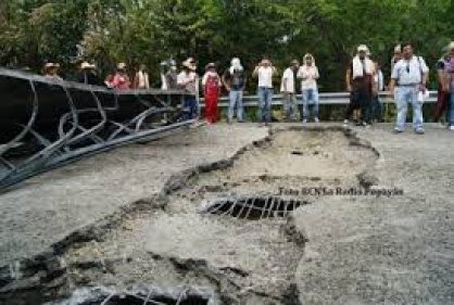 Incomunicado Rioblanco Tolima. Puente de acceso peligra caerse