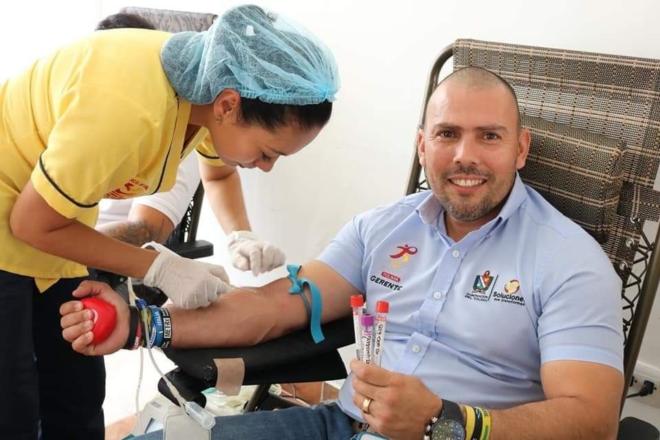 Gerente de Indeportes Tolima dona sangre para salvar vidas