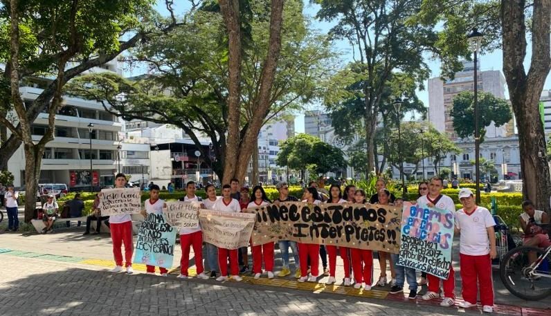 Primera protesta contra alcalde Hurtado, niños discapacitados exigen profesores