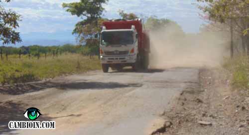 Presidencia abre licitación para pavimentar vía al aeropuerto