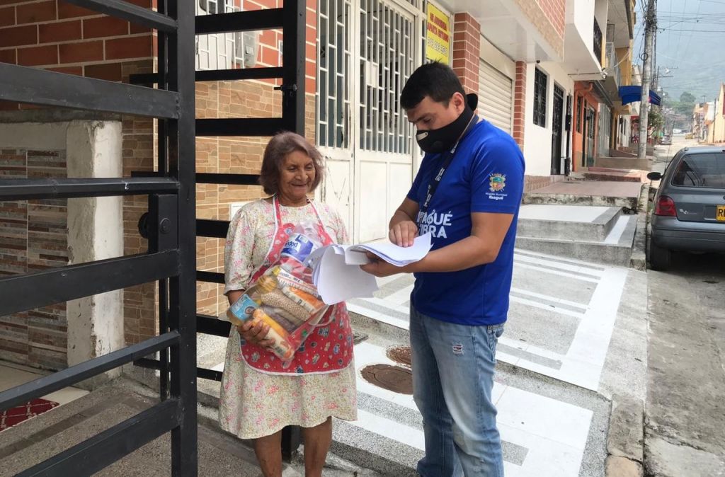 Les llevan ayudas a personas que protestaron frente a la alcaldía