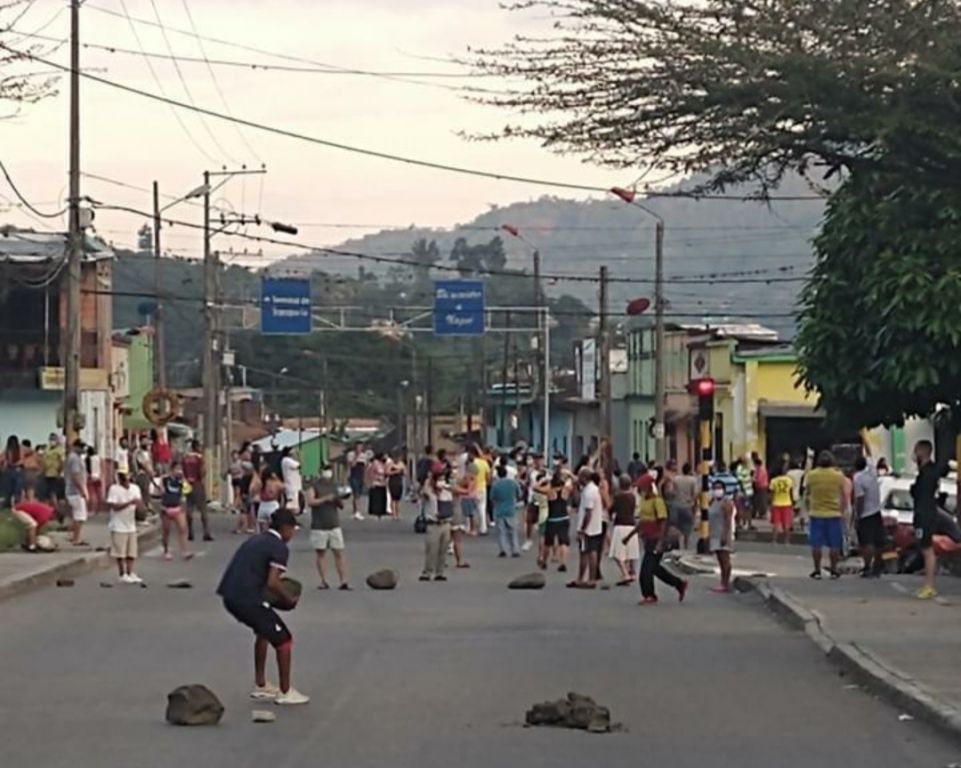 Bloquean acceso y salida de los barrios del sur exigiendo ayudas