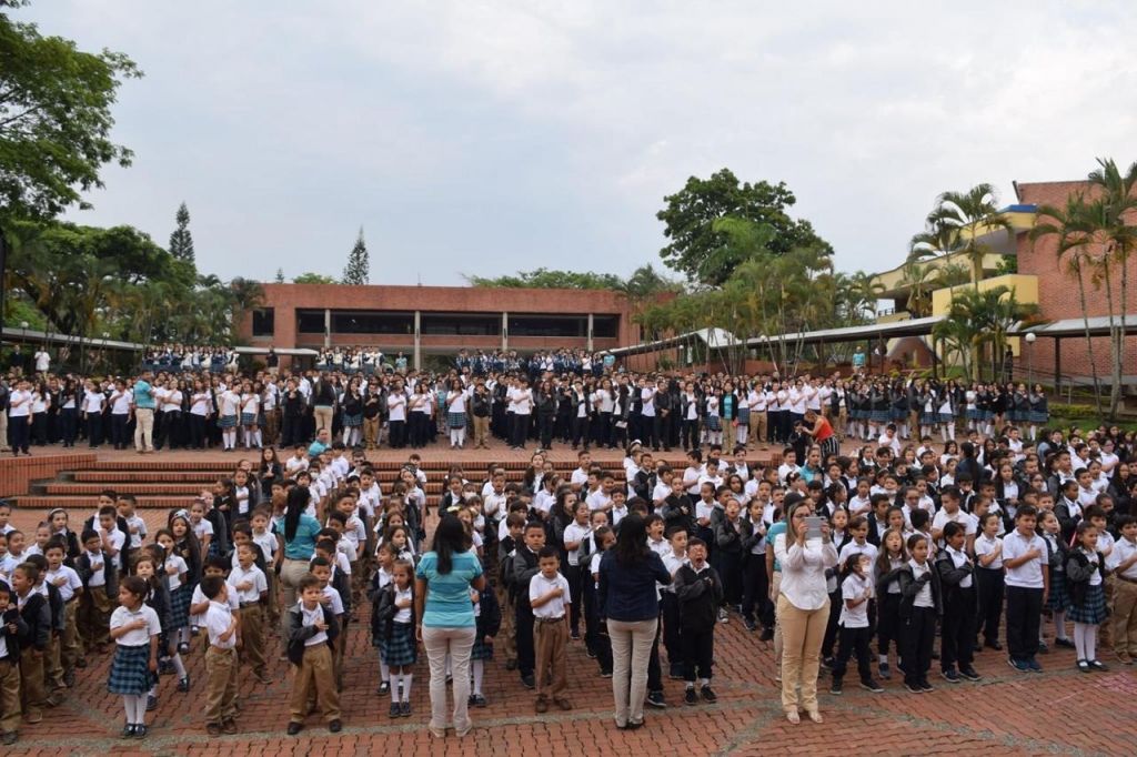 Padres de colegios privados piden bajar valor de la pensión