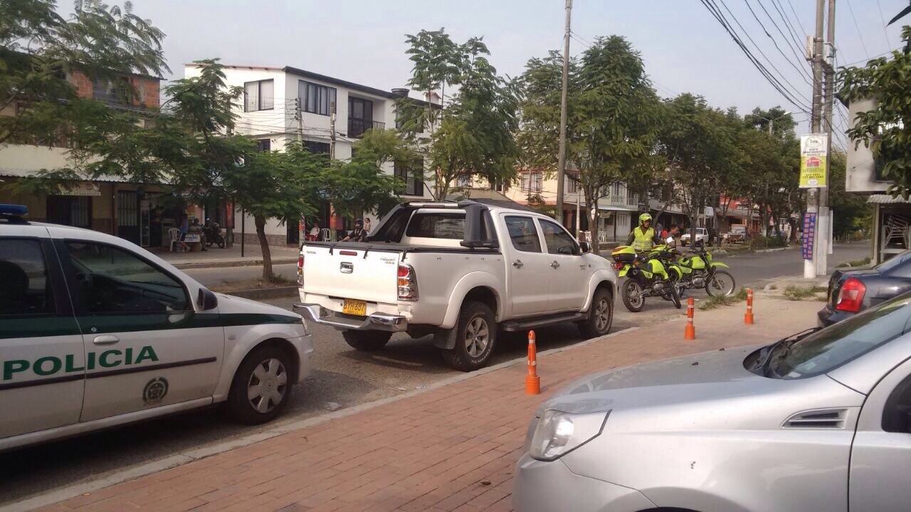 Ladrones sin límites. Asaltan a mano armada a mujer que esperaba a su esposo dentro de una camioneta