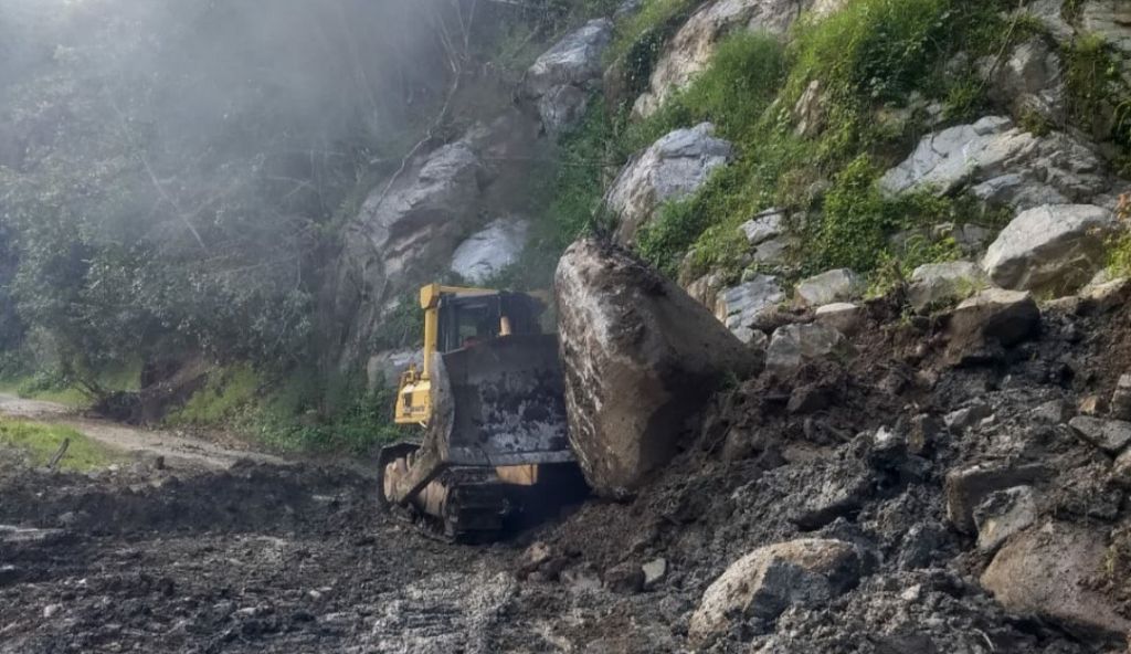 Maquinaria del departamento atiende emergencia en vías de Tolima