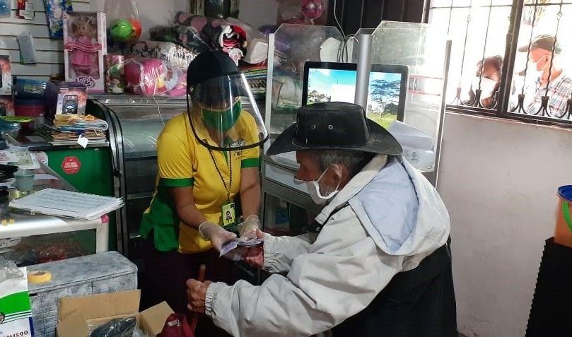 Atención de lujo recibieron abuelos del campo, en entrega de ayudas