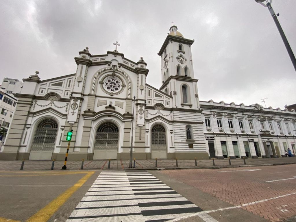 Puertas de centros religiosos, deben seguir cerradas