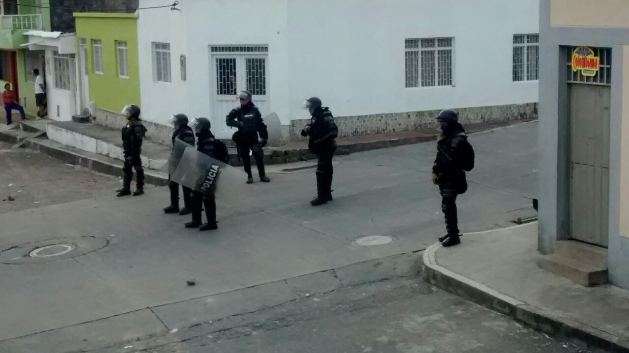 Barrio de Ibagué se convierte en campo de batalla, hasta los niños salieron afectados