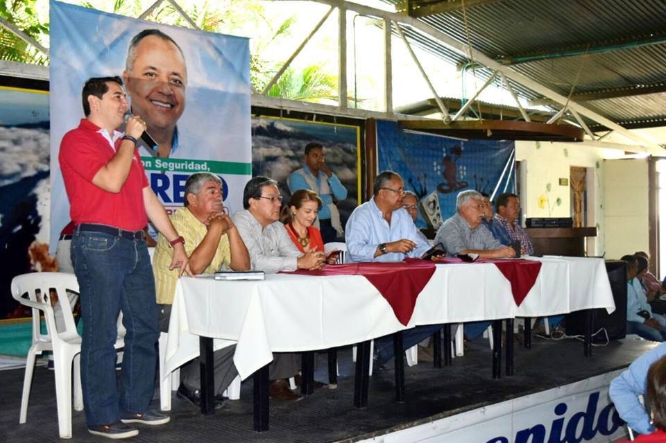 Super asesor del alcalde y otros burócratas en reunión con Barreto