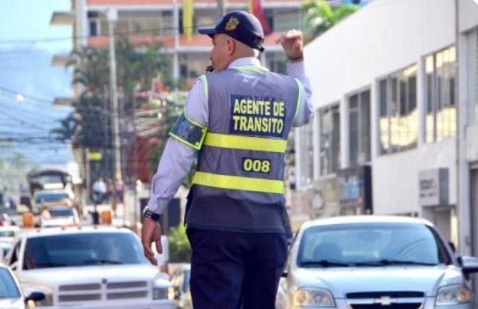 Destituyen 11 años agente que pidió plata