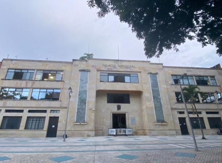 Los funcionarios de la alcaldía, que se creen de la realeza