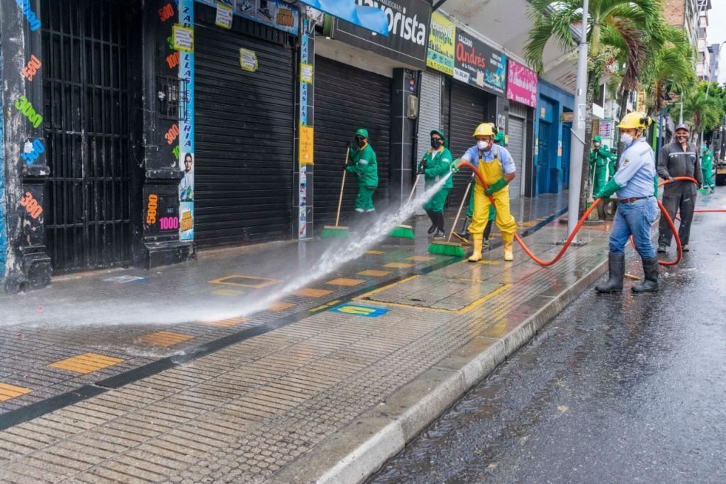 Lavaron y desinfectaron la carrera Tercera