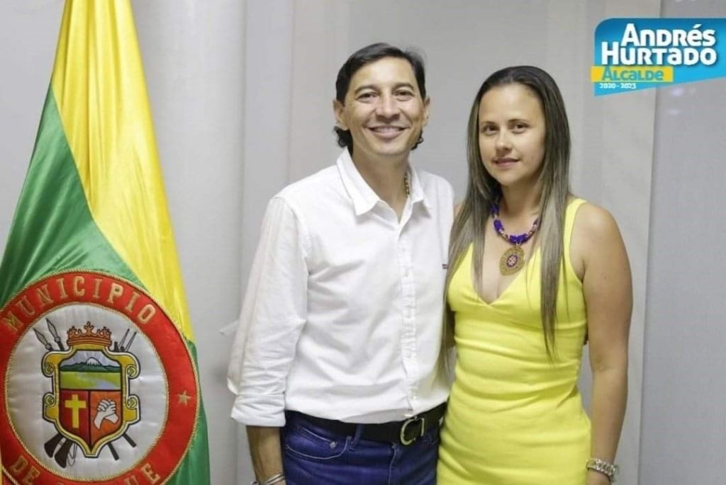 Conozca a la funcionaria, que se le subió el cargo a la cabeza