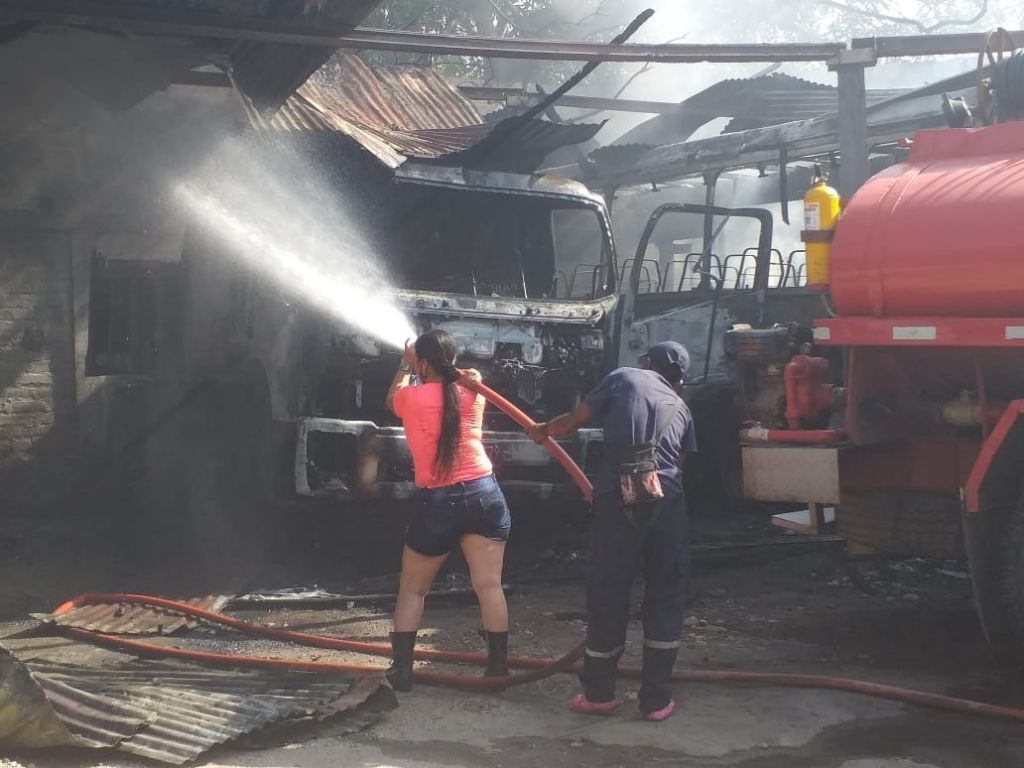 Los carros oficiales incinerados en la alcaldía del Guamo