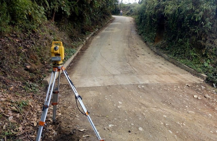 Placa huella en zona de difícil acceso, en el campo de Ibagué