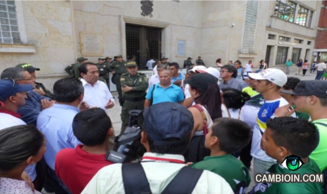 A las patadas recibió Luis H a deportistas que protestaron