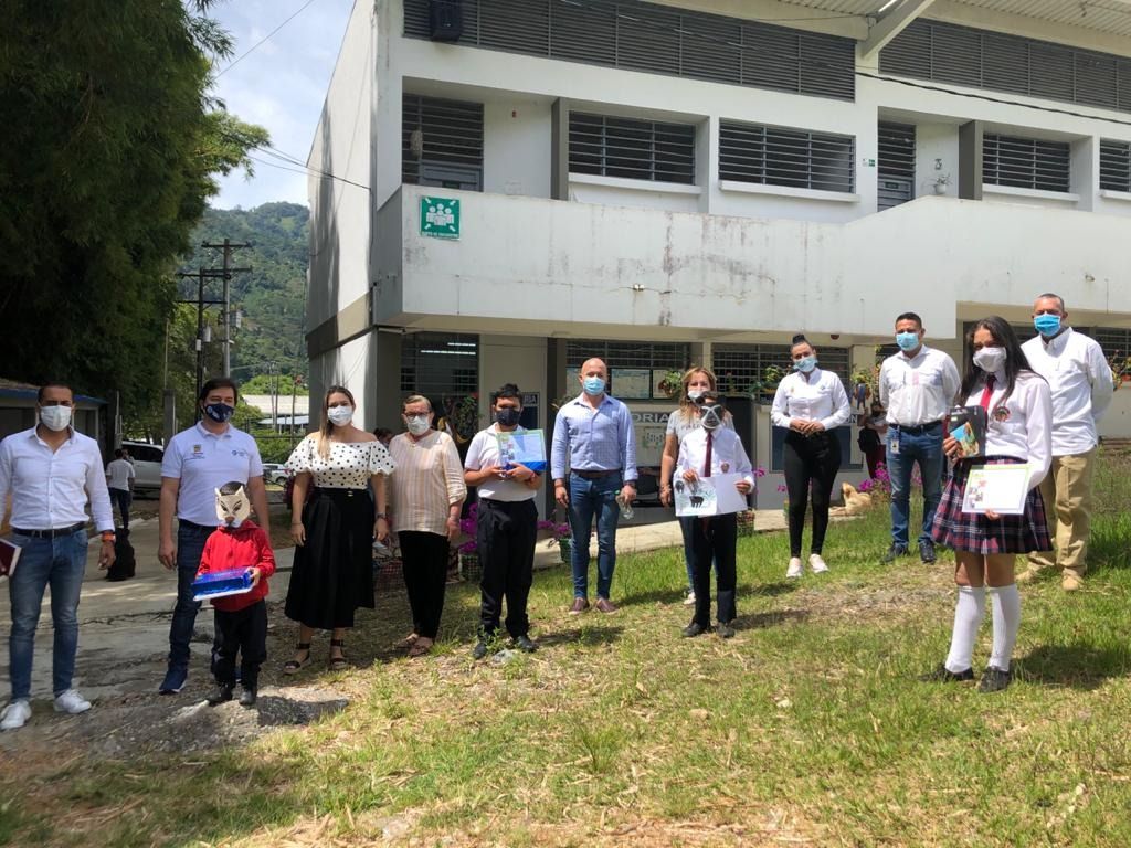 Alumnos de la I.E. Técnica Ambiental Combeima fueron premiados en concurso de poesía