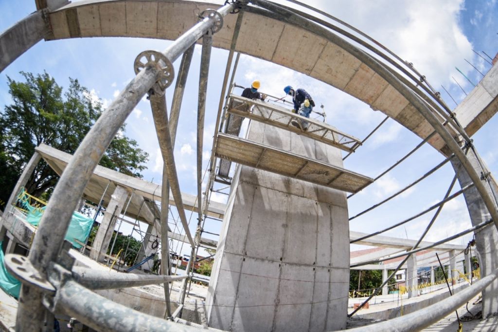 Listo terreno para construir  Megacolegio de las comunas 12 y 13