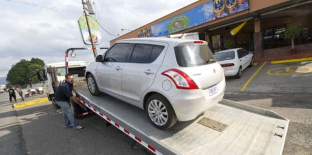 Parqueaderos ilegales funcionan por estar con Toledo