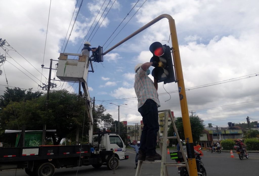 Alcaldía asegura estar arreglando semáforos, pero el caos continúa