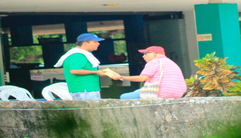 Pillado alcalde de melgar comprando votos. Quedó en video