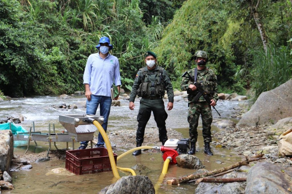 16 capturados y maquinaria incautada por minería ilegal en el río La Yuca entre Líbano y Santa Isabel