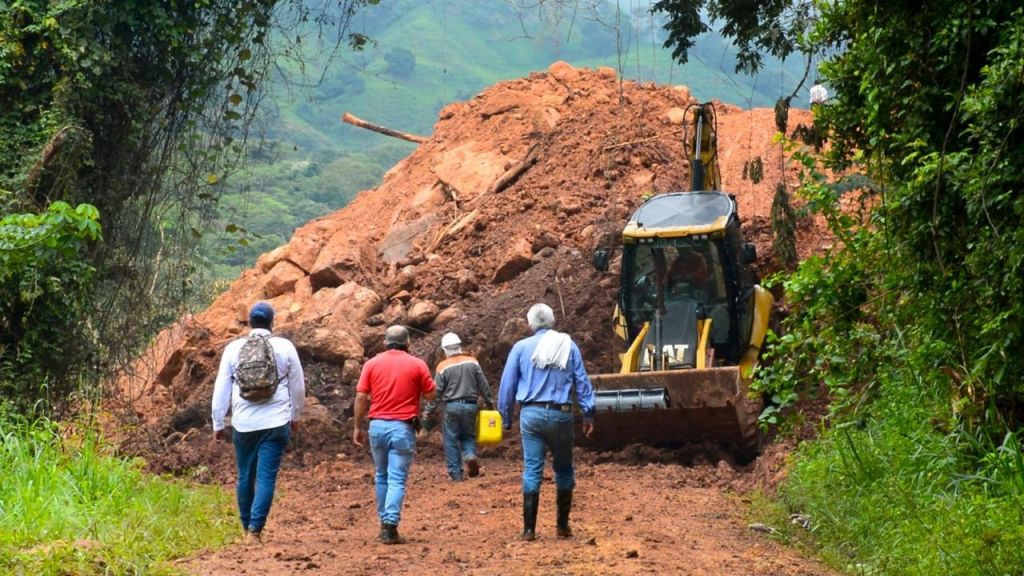 Maquinaria de Cortolima habilitará paso entre Prado y Dolores.