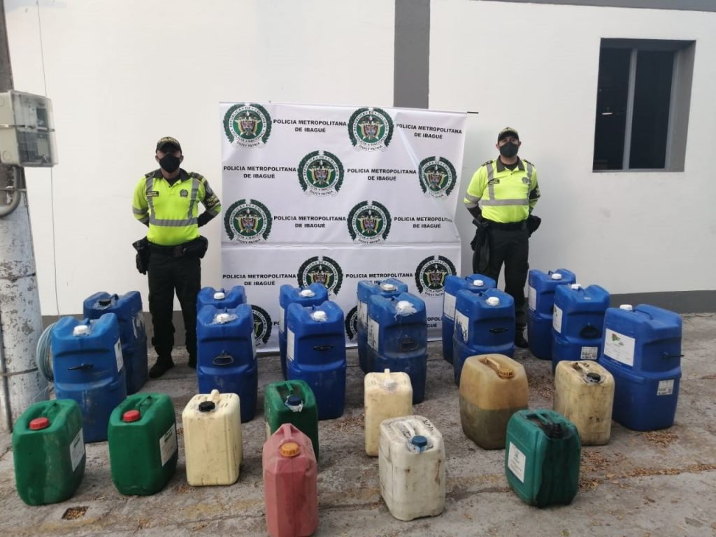 Incautan galones llenos de gasolina de contrabando