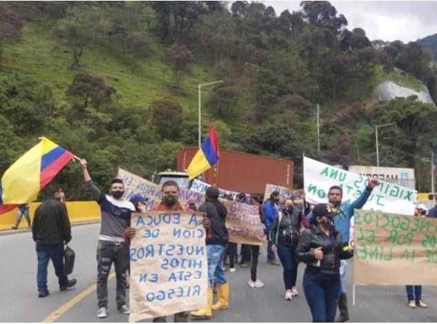 Trabajadores del túnel la línea, protestan por falta de pago