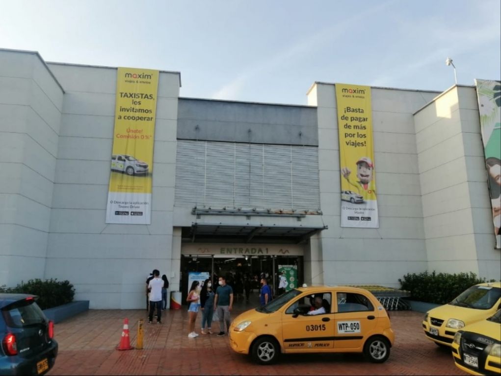 Taxistas protestan contra multicentro, por apoyar la piratería