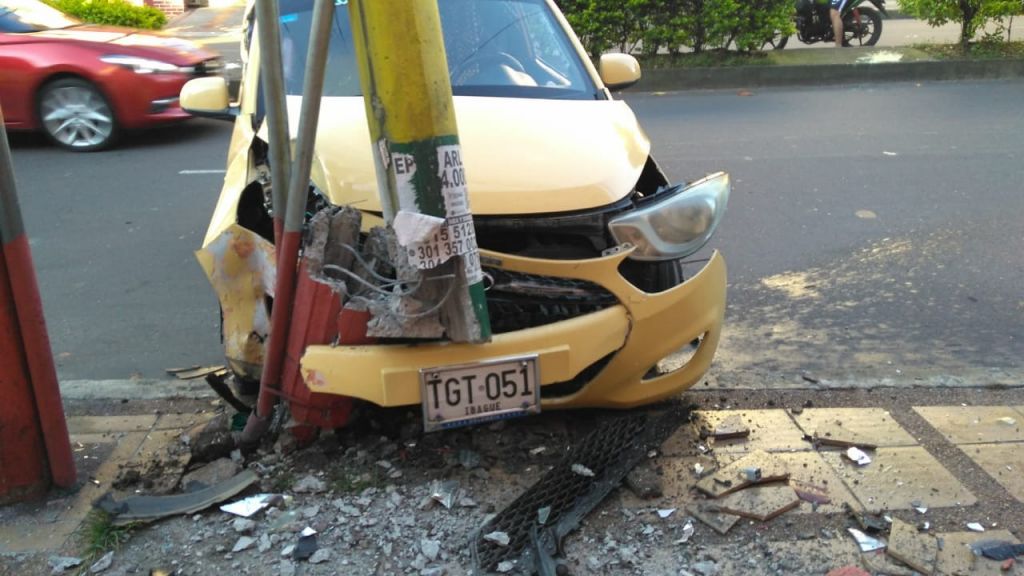 Taxista acabó su carro contra un poste de la luz, en Ibagué