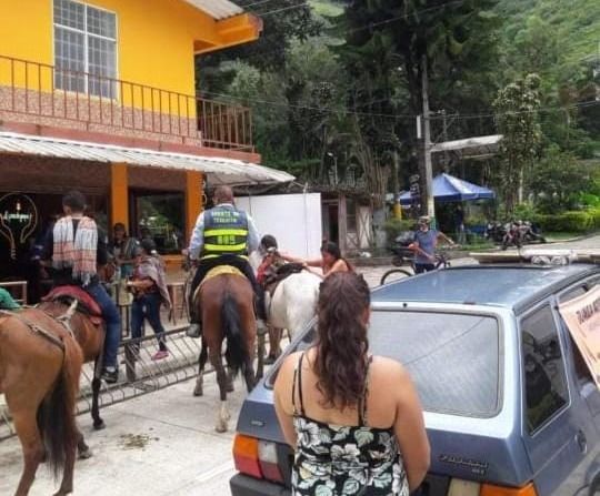 De agente de tránsito a caballista, estando de turno