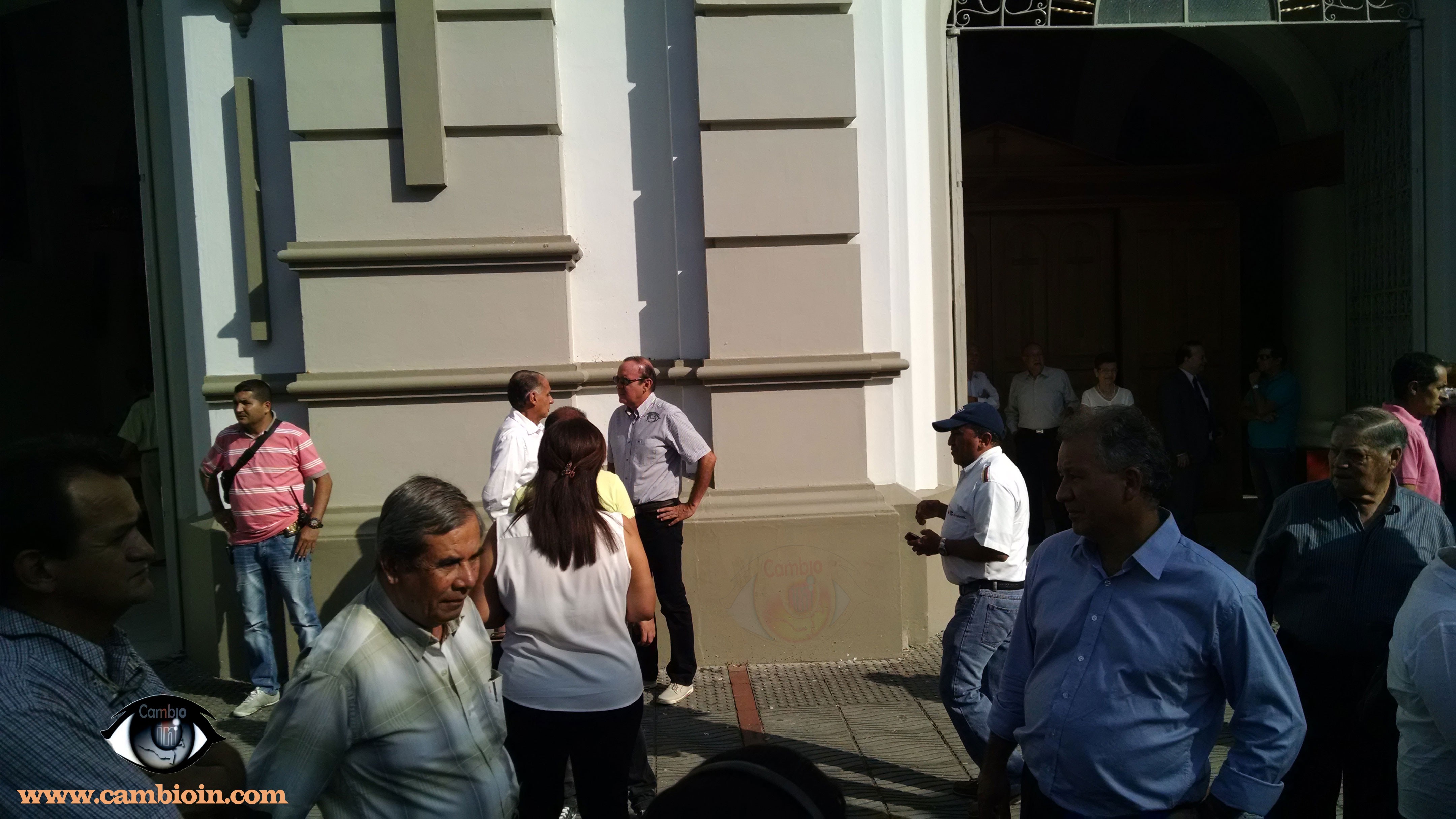 Gobernador y candidato Jaramillo, se reúnen a las afueras de la catedral. Para algunos es participación en política