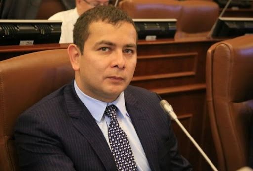 A Miguel Barreto, no le quedó de otra que pegarse a Duque