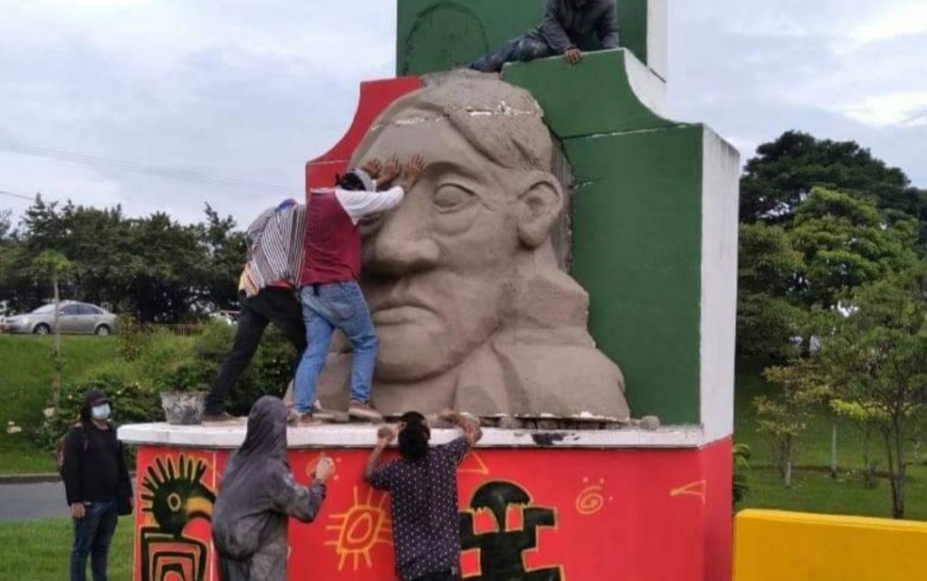 La primera línea cambió, monumento de A. Galarza, por el de los ancestros