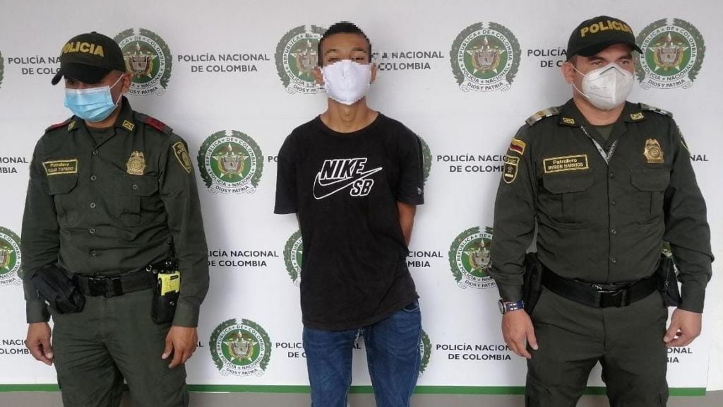 Detenido cuando trataba de matar a su novia de 16 años de edad