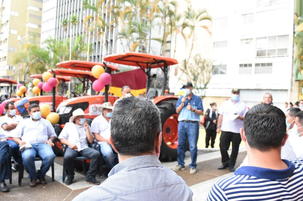 El gobierno que une a los campesinos del Tolima con el progreso