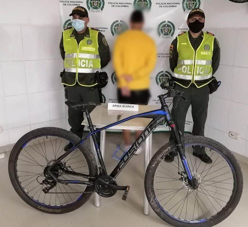 Menor con navaja en mano, robo bicicleta  vía al aeropuerto de Ibagué