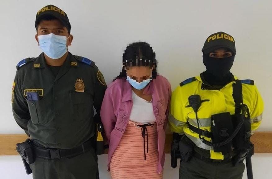 En Ibagué: esta mujer trató de matar a su pareja con el pico de una botella.