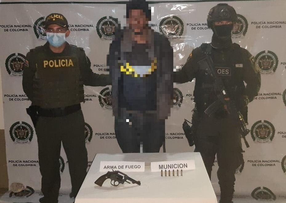 Al mejor estilo del viejo oeste, este hombre andaba armado y sin salvoconducto